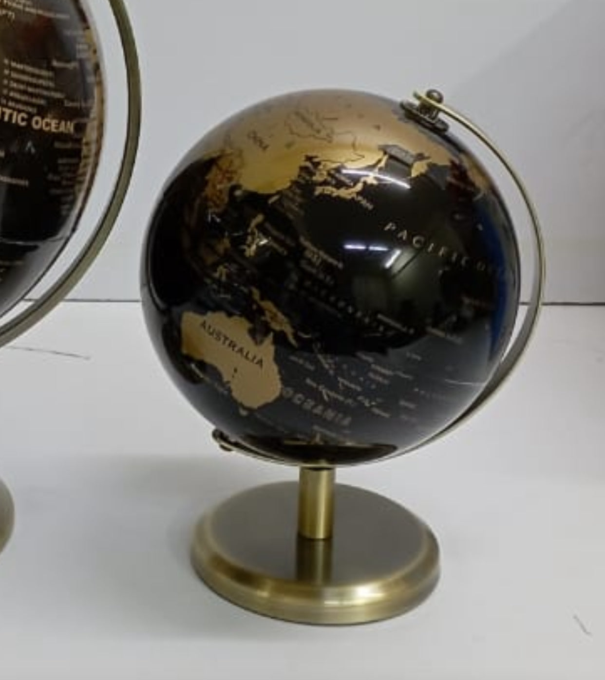 BowLift | Globe Office/Living Room Decor