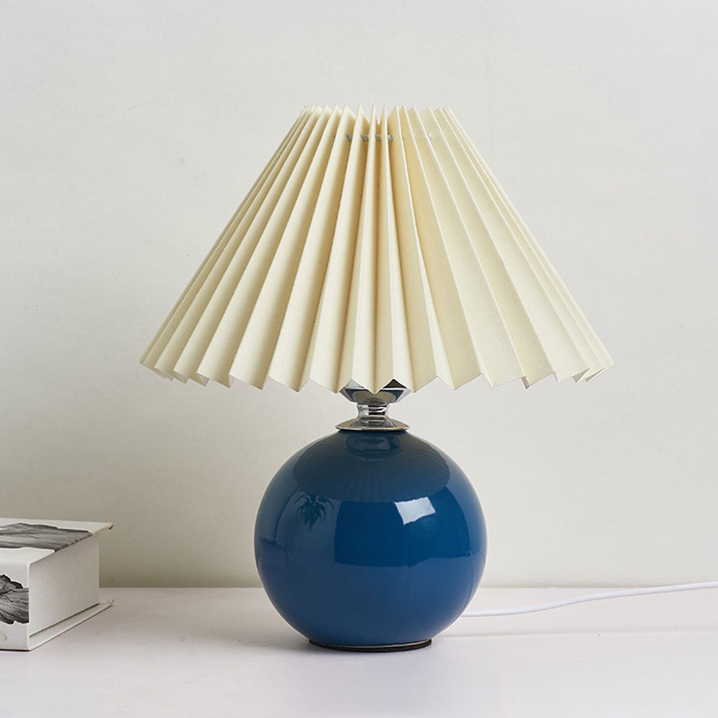 BowLift | Nordic minimalist 1-light table lamp made of ceramic with pleats