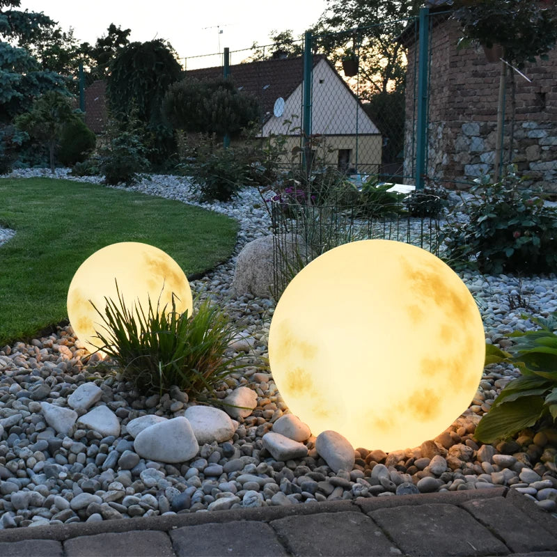BowLift | Garden lamp in the shape of the moon