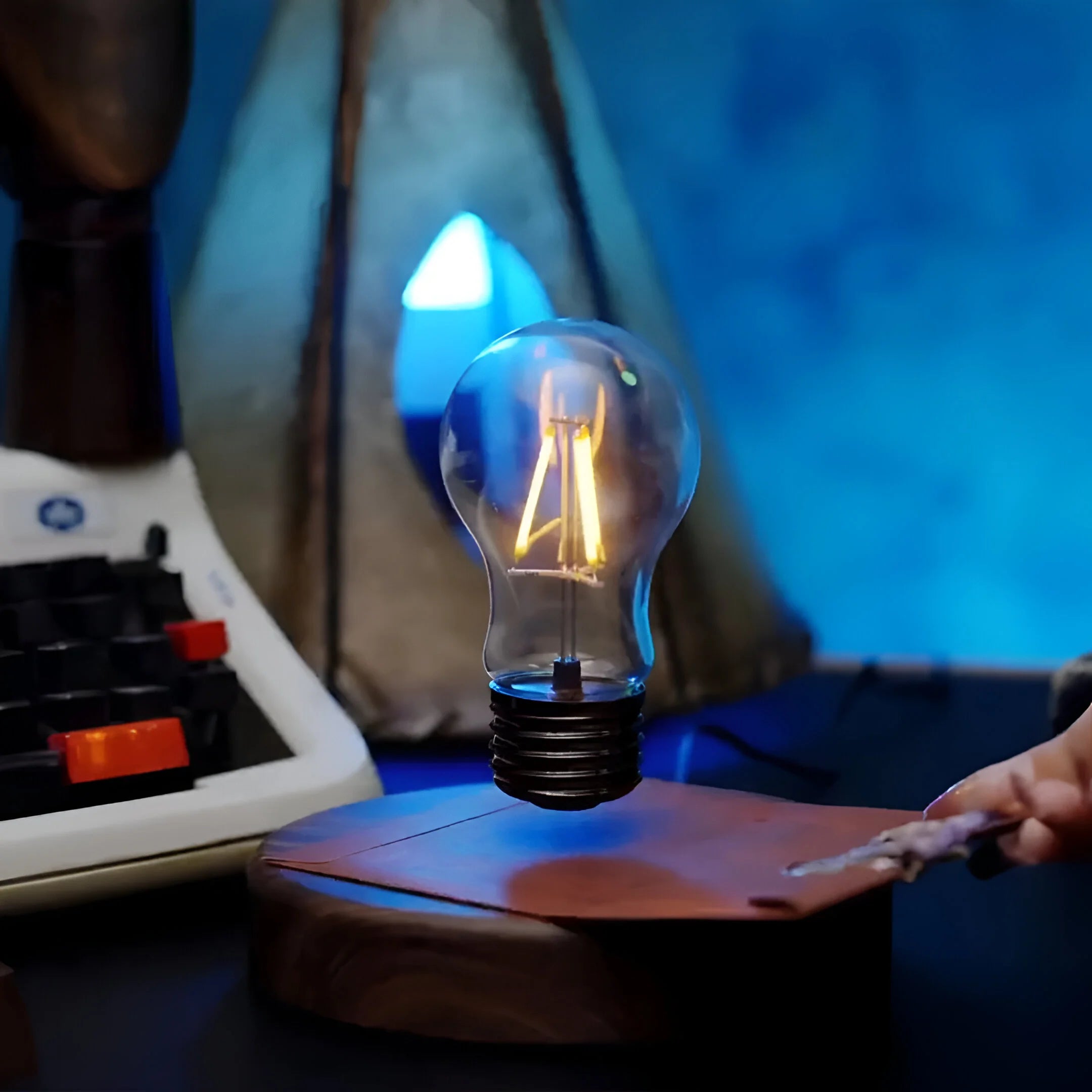 LumiFloat – Magnetic Floating Table Lamp