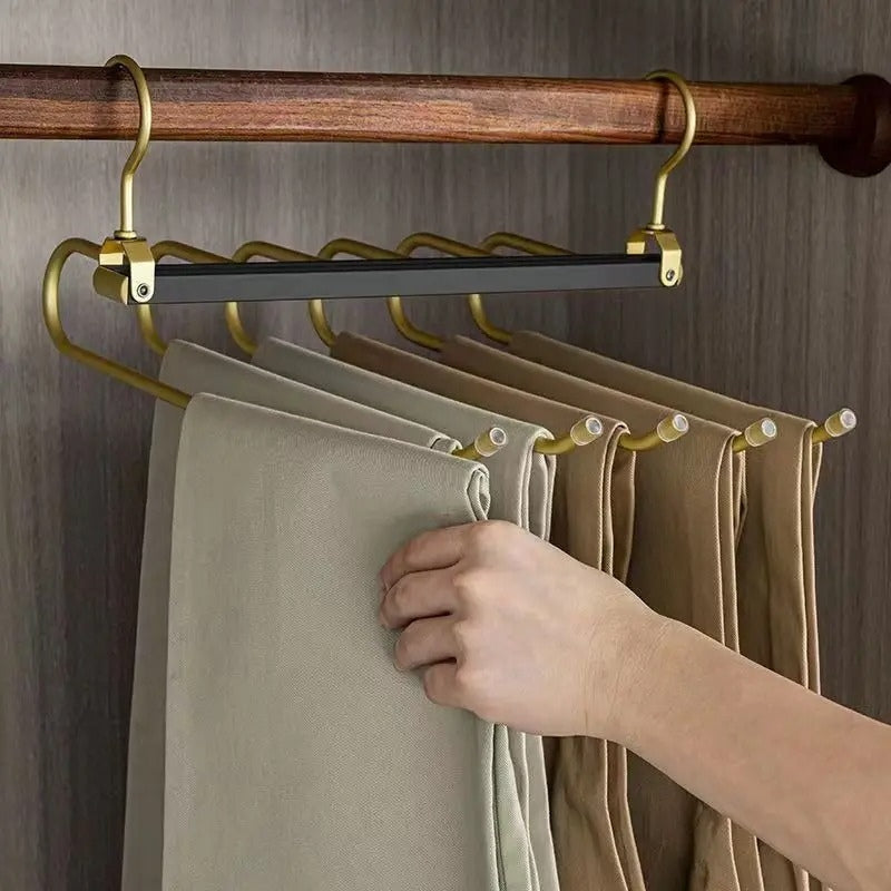 BowLift | Space-saving trouser hangers from Gardudu made of aluminum