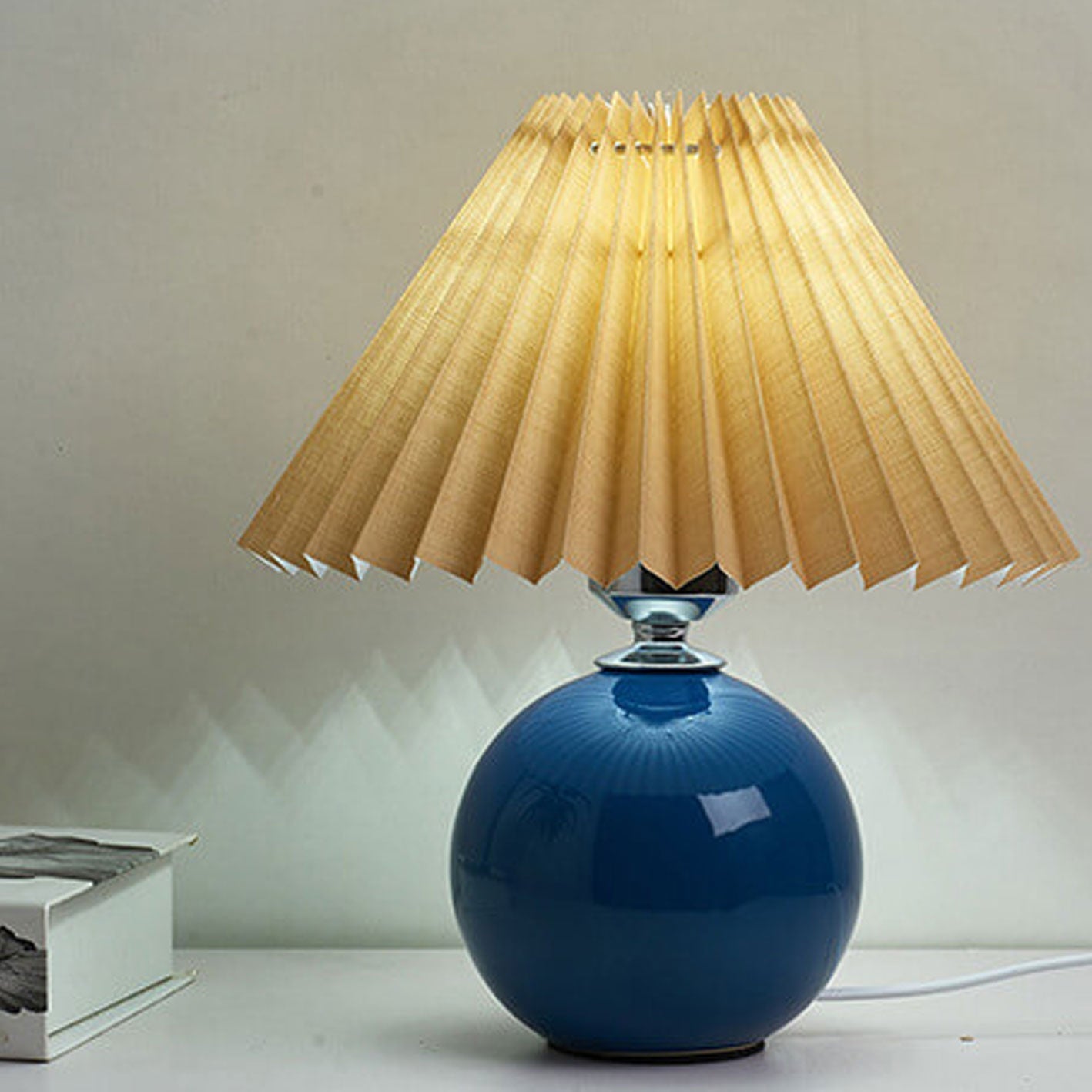 BowLift | Nordic minimalist 1-light table lamp made of ceramic with pleats