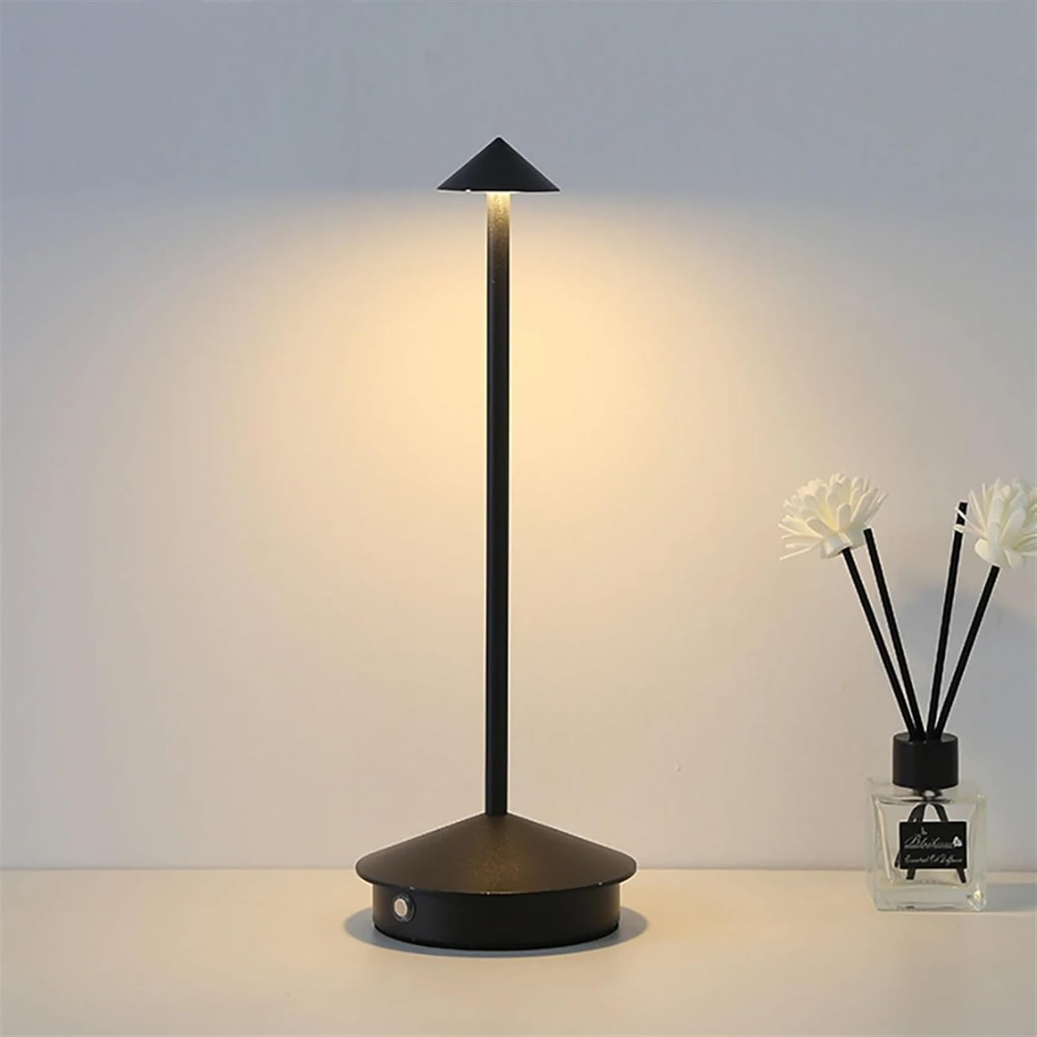 BowLift | Eindhoven Robyn Arrow LED Table Lamp
