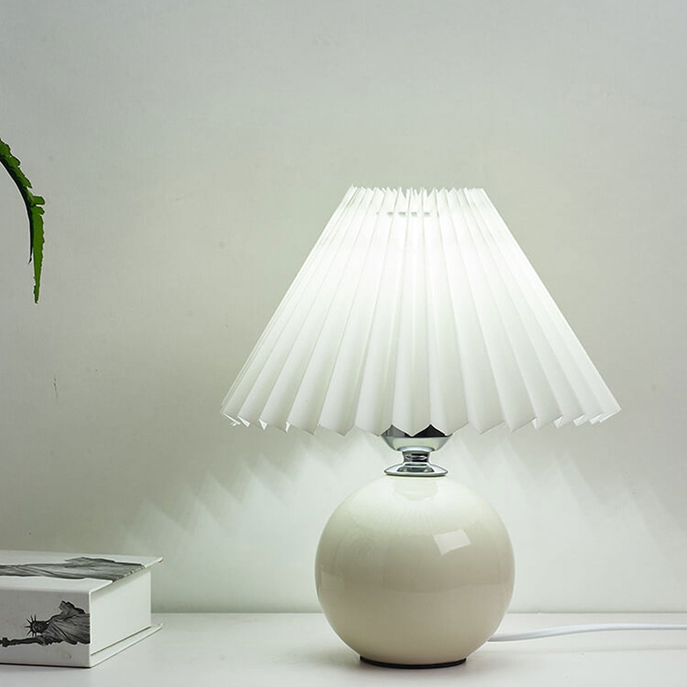 BowLift | Nordic minimalist 1-light table lamp made of ceramic with pleats