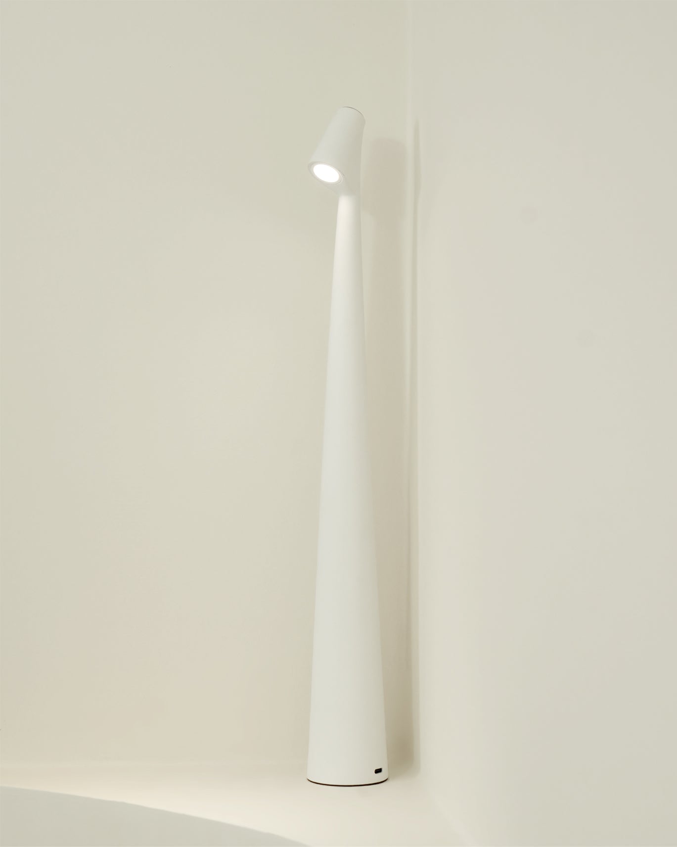 BowLift | EcoLight – Energy-Efficient Rechargeable Desk Lamp