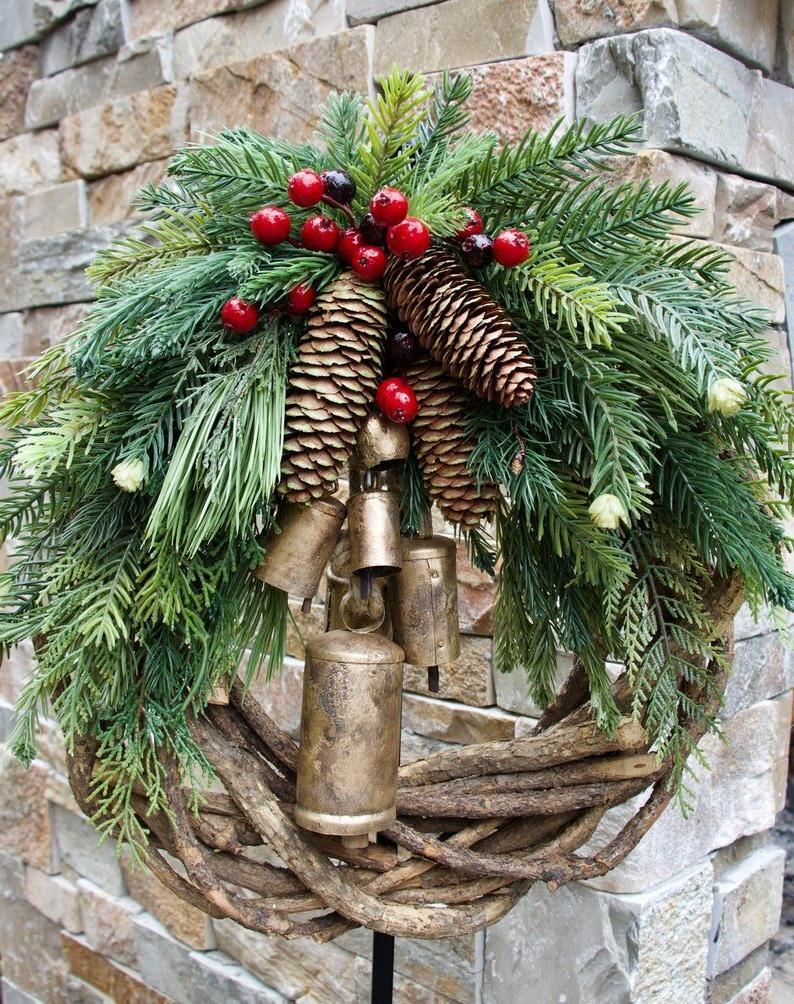 BowLift | Cozy Christmas wreath with natural bells and wooden accents