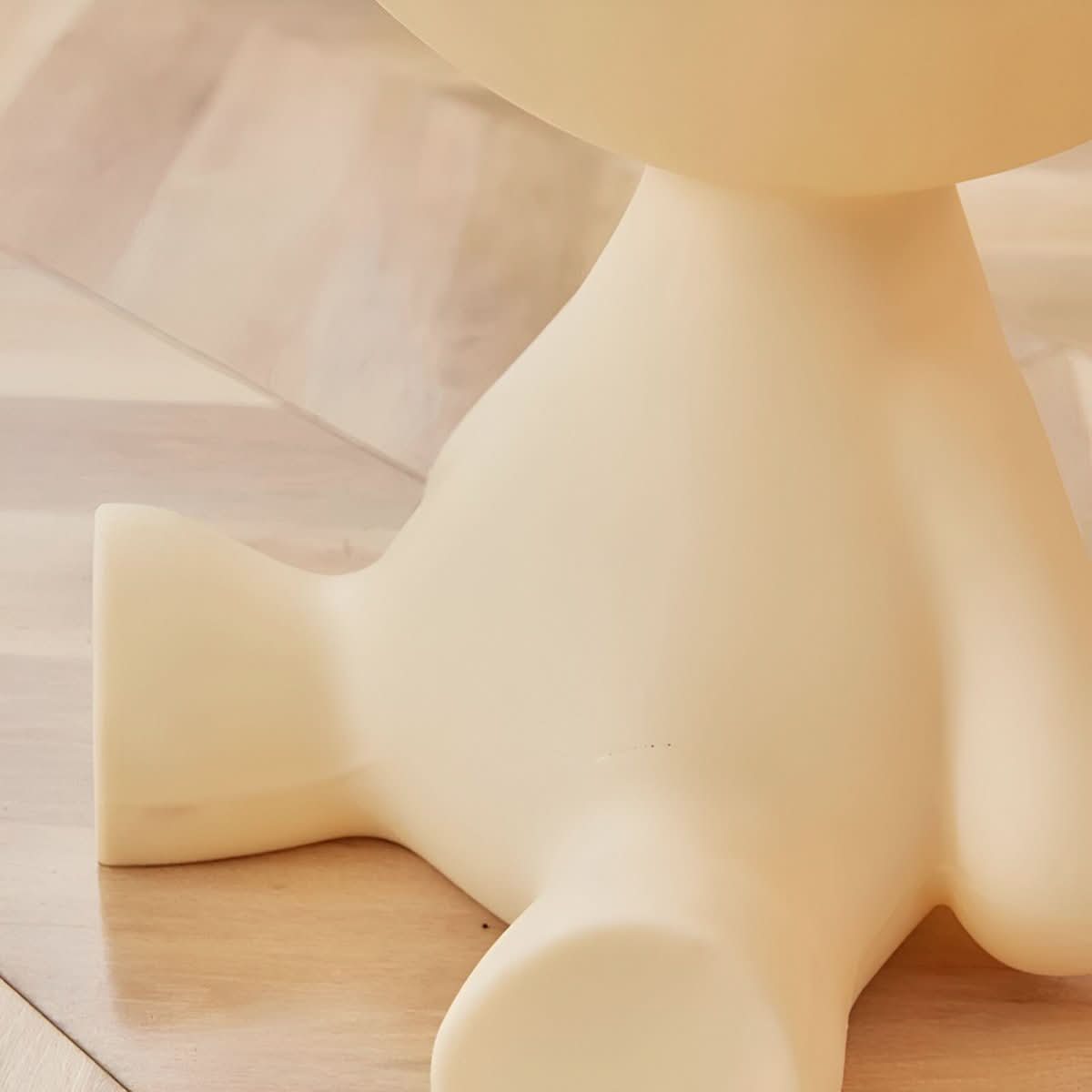 BowLift | Elegant round lounge table for stylish living