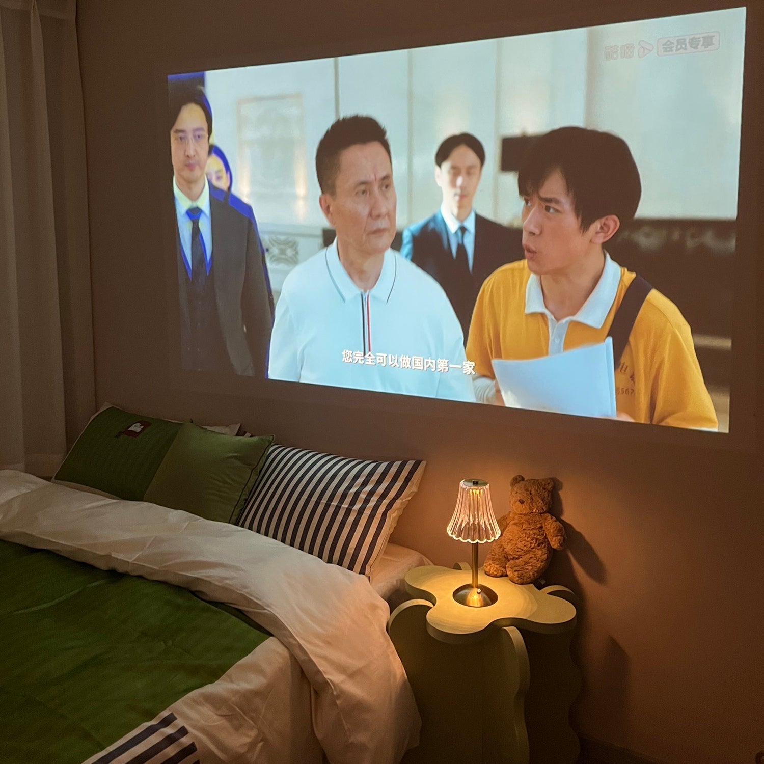 BowLift | RadiantGold – Elegant Portable Table Lamp