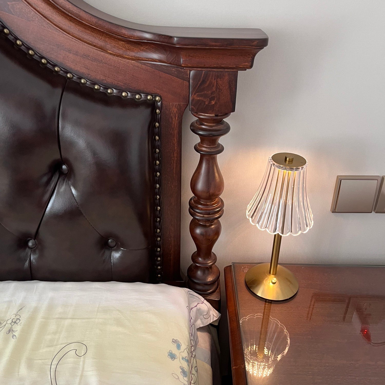 BowLift | RadiantGold – Elegant Portable Table Lamp