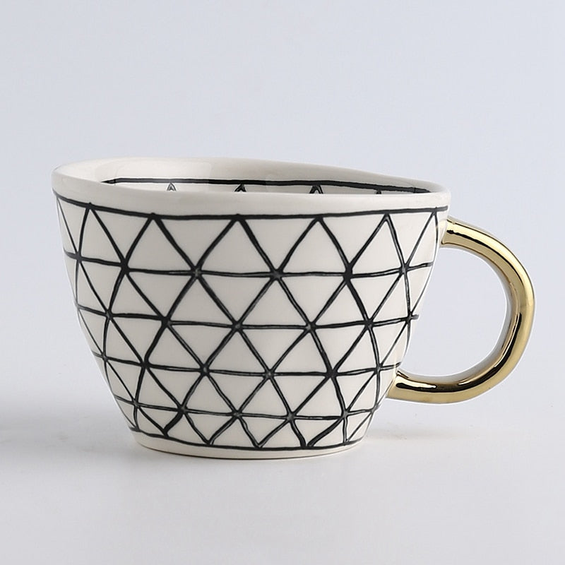 BowLift | Cup with abstract geometric pattern and gold handle