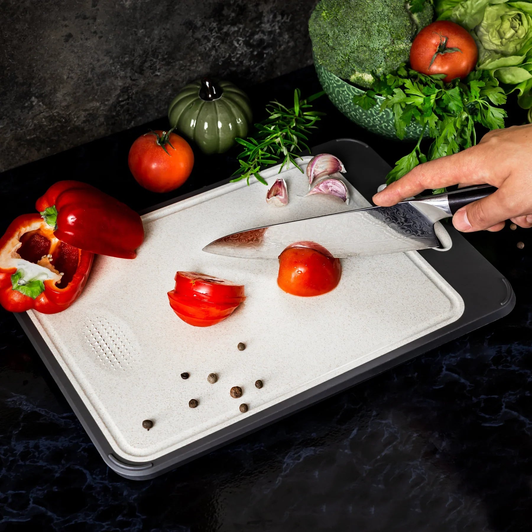 BowLift | Hygienic stainless steel cutting board with non-slip handle for precise cutting
