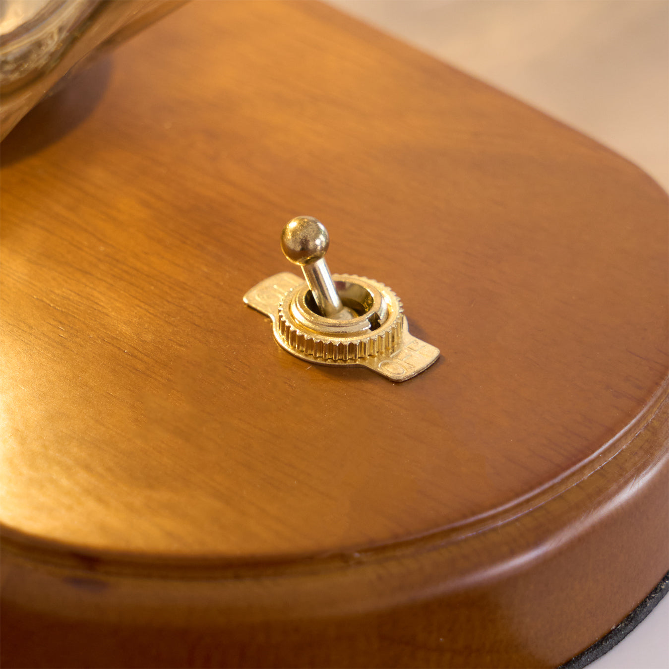 BowLift | RusticLume – Amber Glass and Wooden Table Lamp