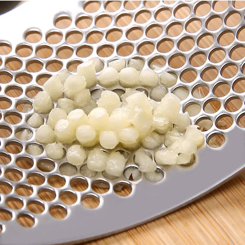 BowLift | Durable garlic press made of stainless steel for effortless crushing