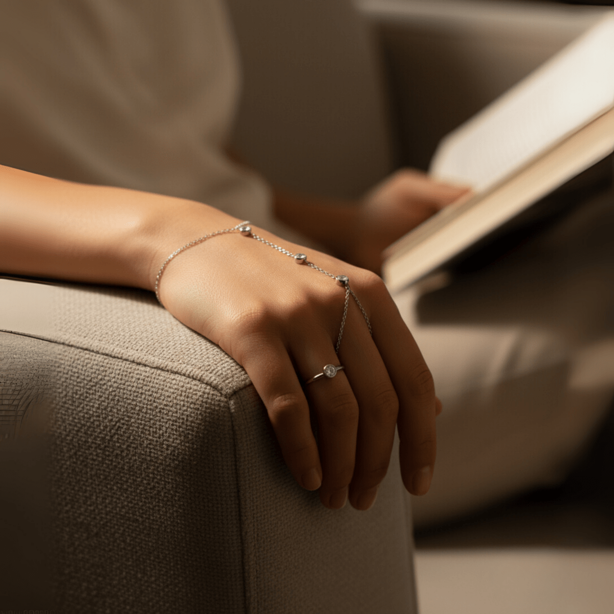 BowLift | Adjustable Finger Ring Bracelet made of Stainless Steel with Crystals