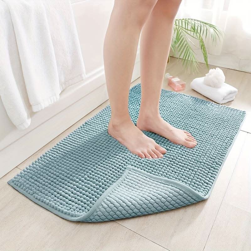 BowLift | Chenille Bath Mat with Non-Slip Backing