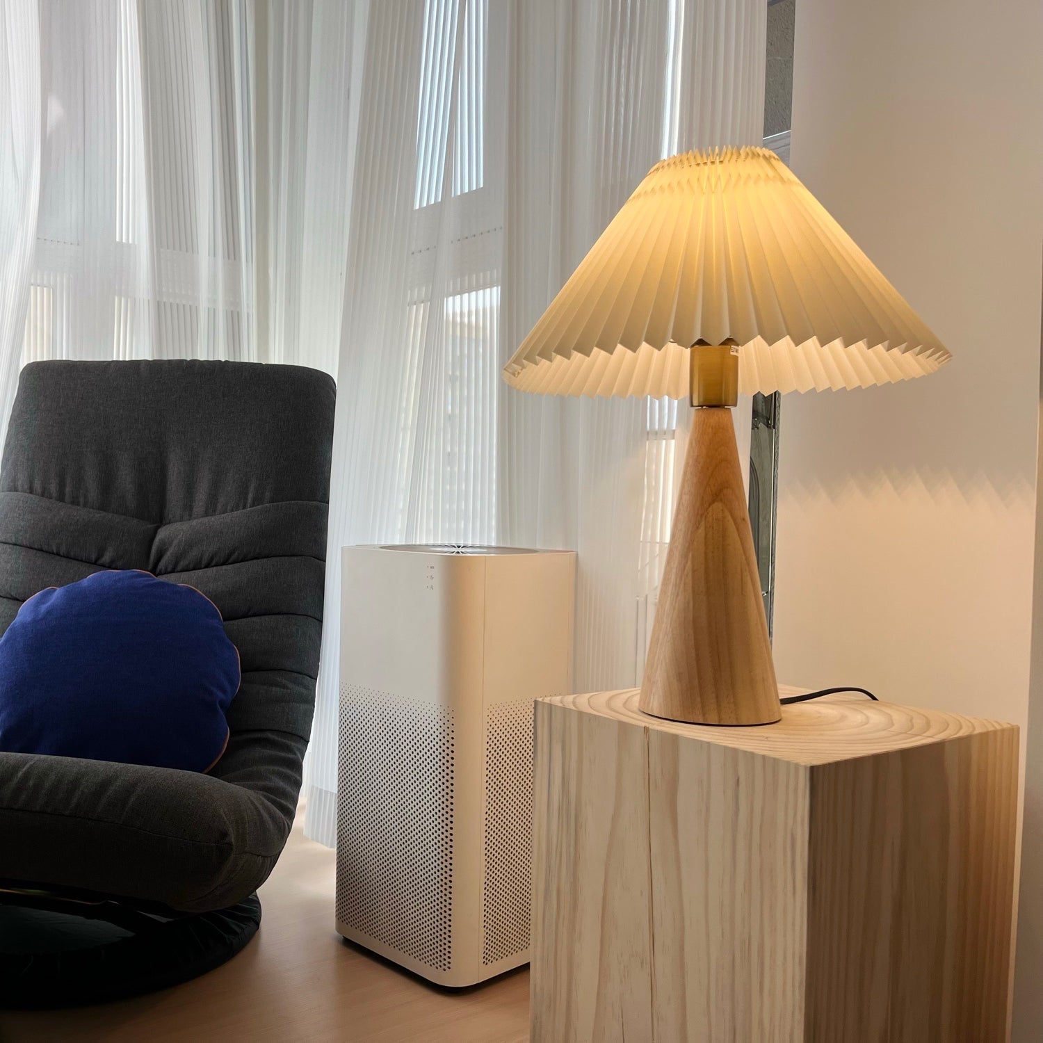 BowLift | AntiqueRadiance – Elegant Wood and Metal Table Lamp