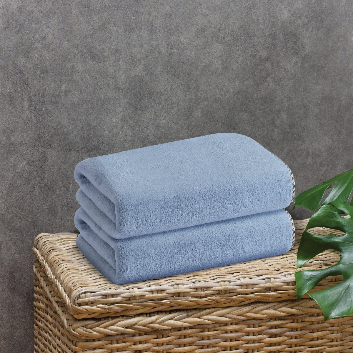 BowLift | Solenza Premium Bath Towel | Lightweight microfiber towel with fast-dry technology
