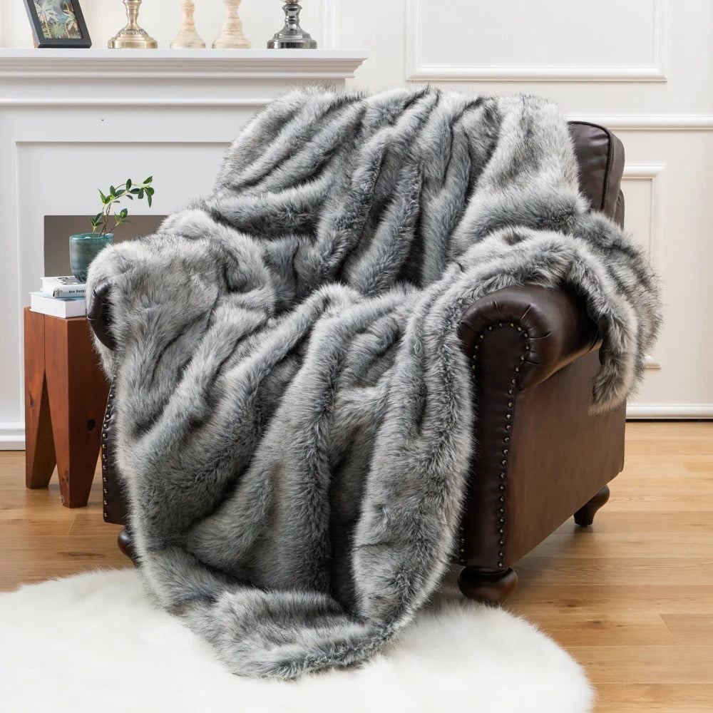 BowLift | Soft and Plush Blanket Winter Pattern Comfort with Delicate Fur