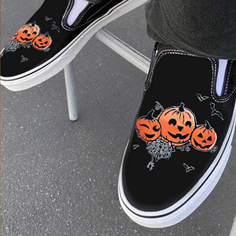 BowLift | Casual slip-ons made of canvas with skull