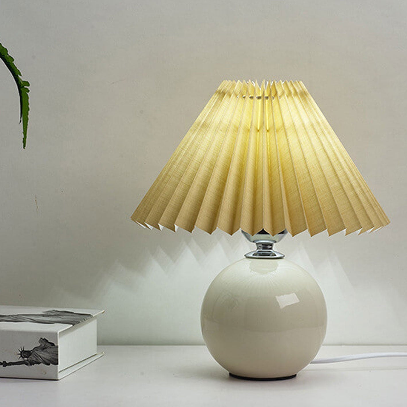 BowLift | Nordic minimalist 1-light table lamp made of ceramic with pleats