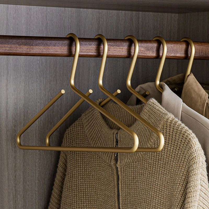 BowLift | 5 pieces of hangers made of solid matte gold/silver │ Seamless wardrobe organizer made of metal