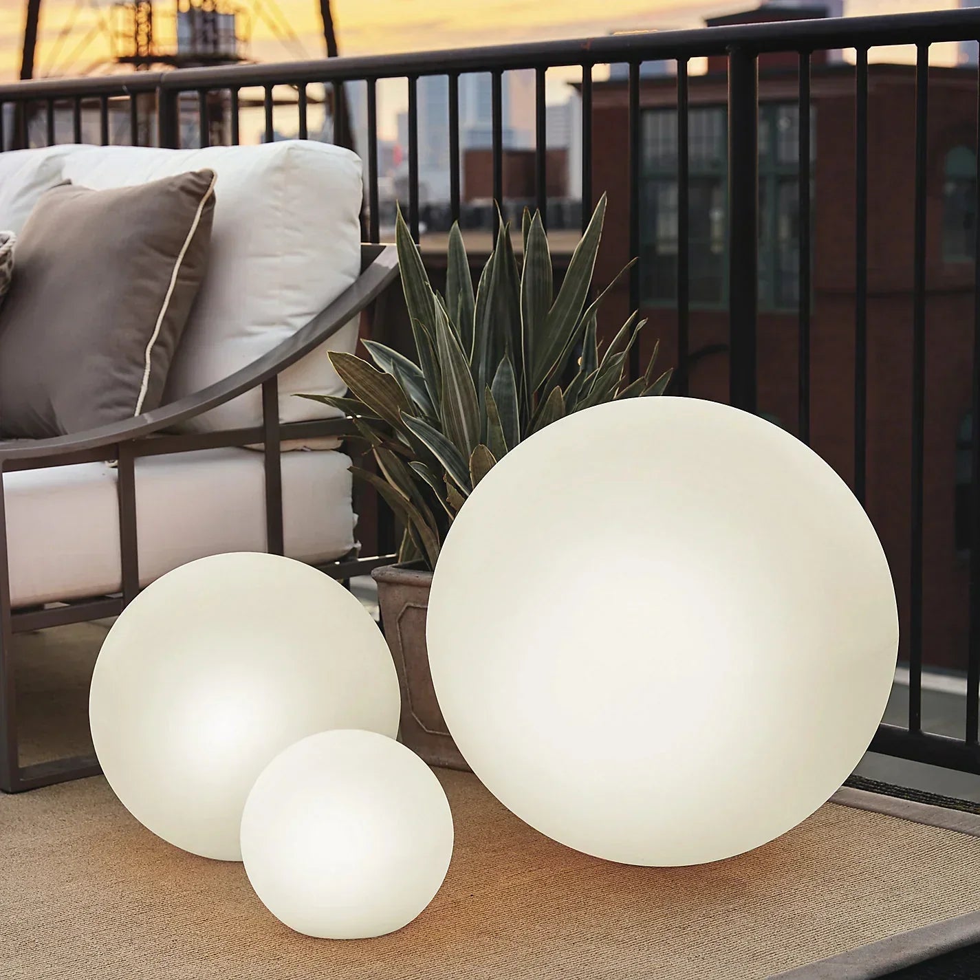 BowLift | Weatherproof Round LED Garden Light with 16 Colors and Remote Control - Perfect for Garden, Porch & Party