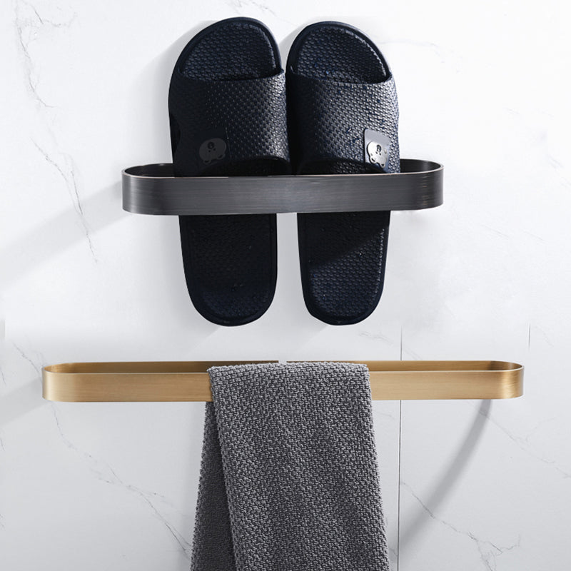 BowLift | 2-piece modern bathroom hardware set in gold/black, towel holder