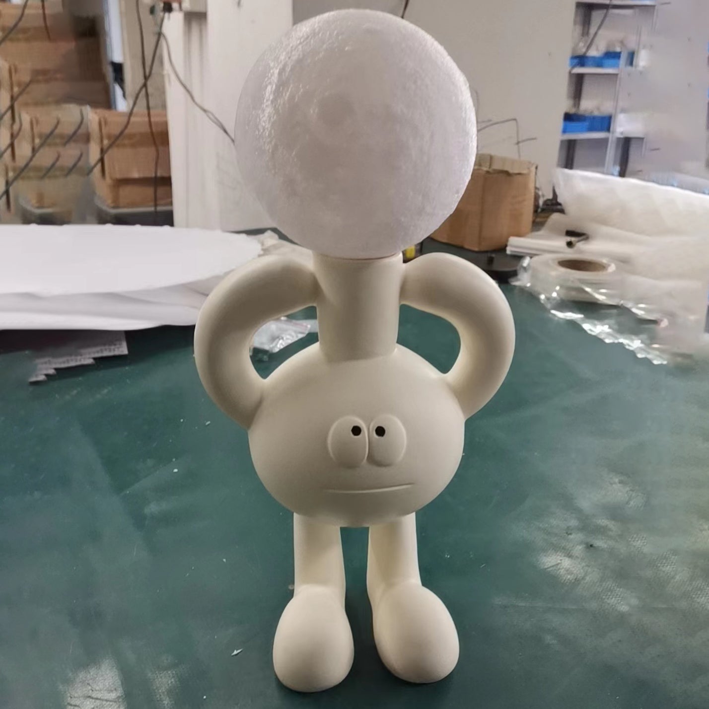 BowLift | Playful Table Lamp with Glass Ball - Glombra