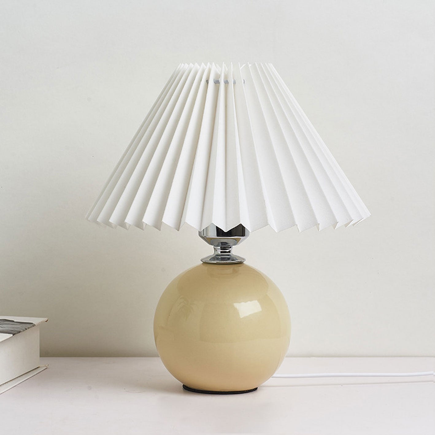 BowLift | Nordic minimalist 1-light table lamp made of ceramic with pleats