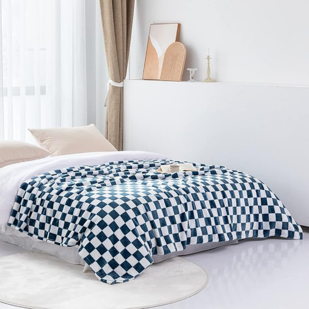 BowLift | Stylish blanket in checkered pattern for your home