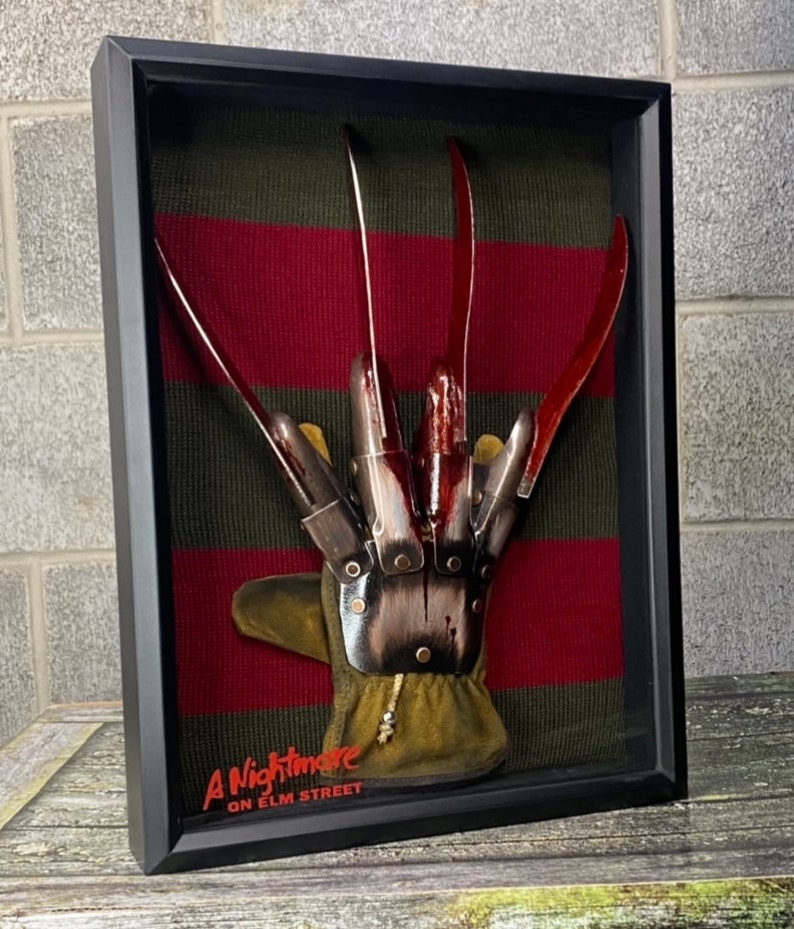BowLift | Freddy Krueger Metal Glove & Sweater Shadow Box Horror Movie Prop Memorabilia Collectible A Nightmare On Elm Street Freddy Decor Halloween