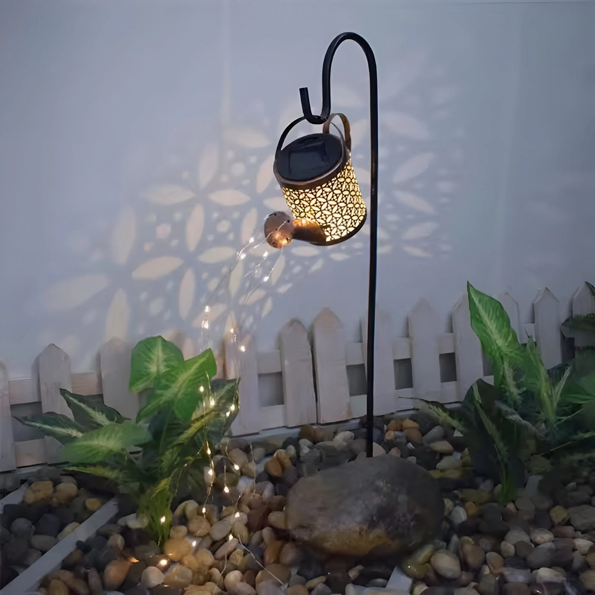 LumeFlow – Solar Rainfall Garden Light
