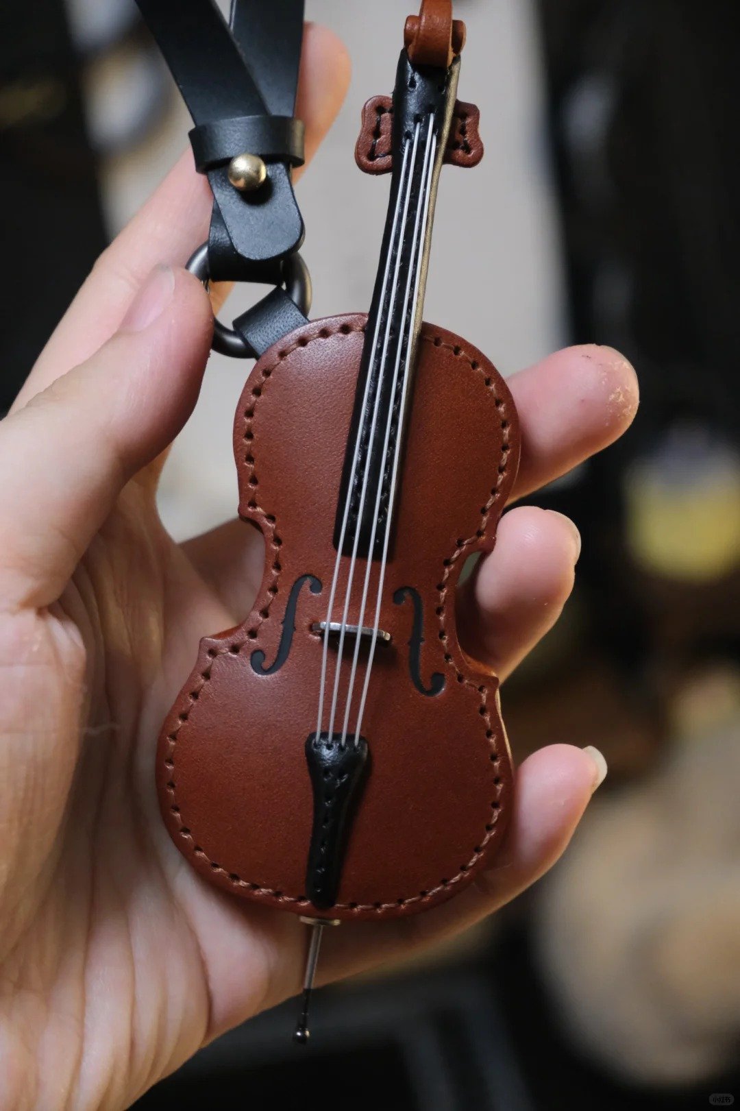 BowLift | Crafted Leather Violin & Cello Keychain
