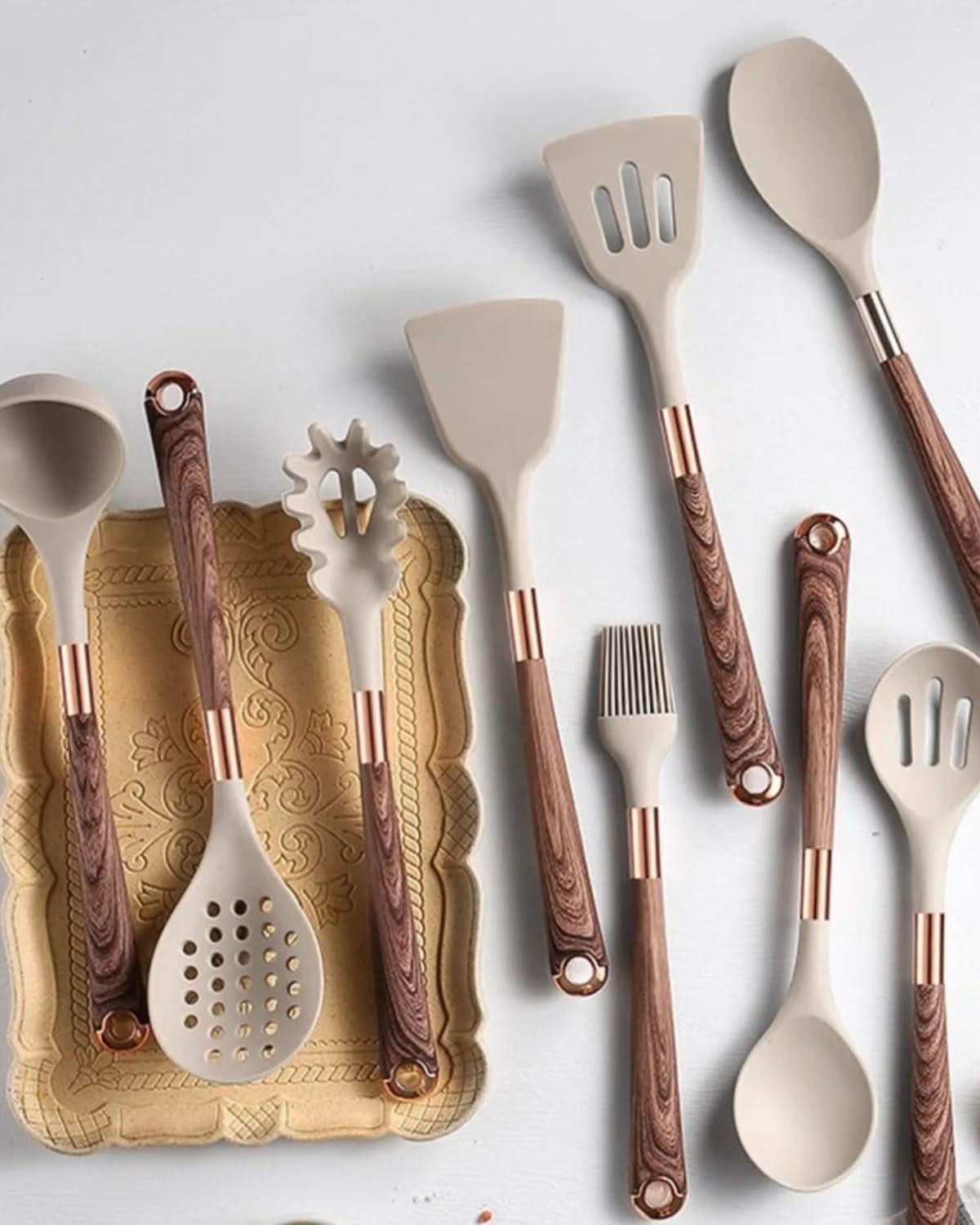 BowLift | Elegant silicone utensil set with handles in wood design