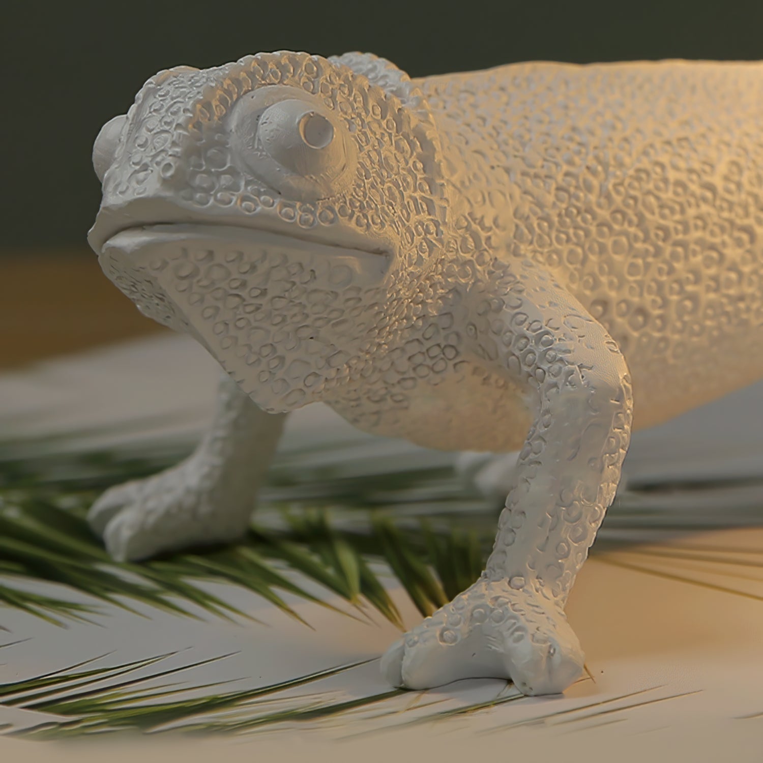 BowLift | CamouGlow – Resin Table Lamp with Charming Chameleon Detail