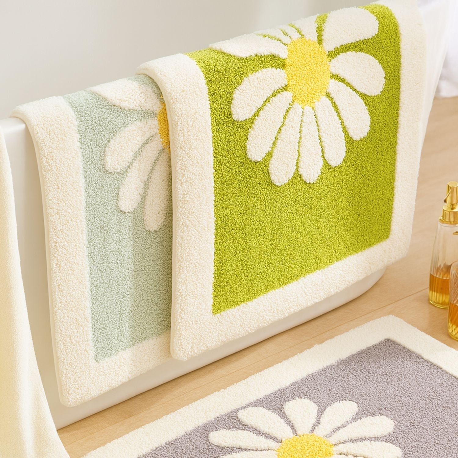 BowLift | Charming Daisy Bloom Bath Mat