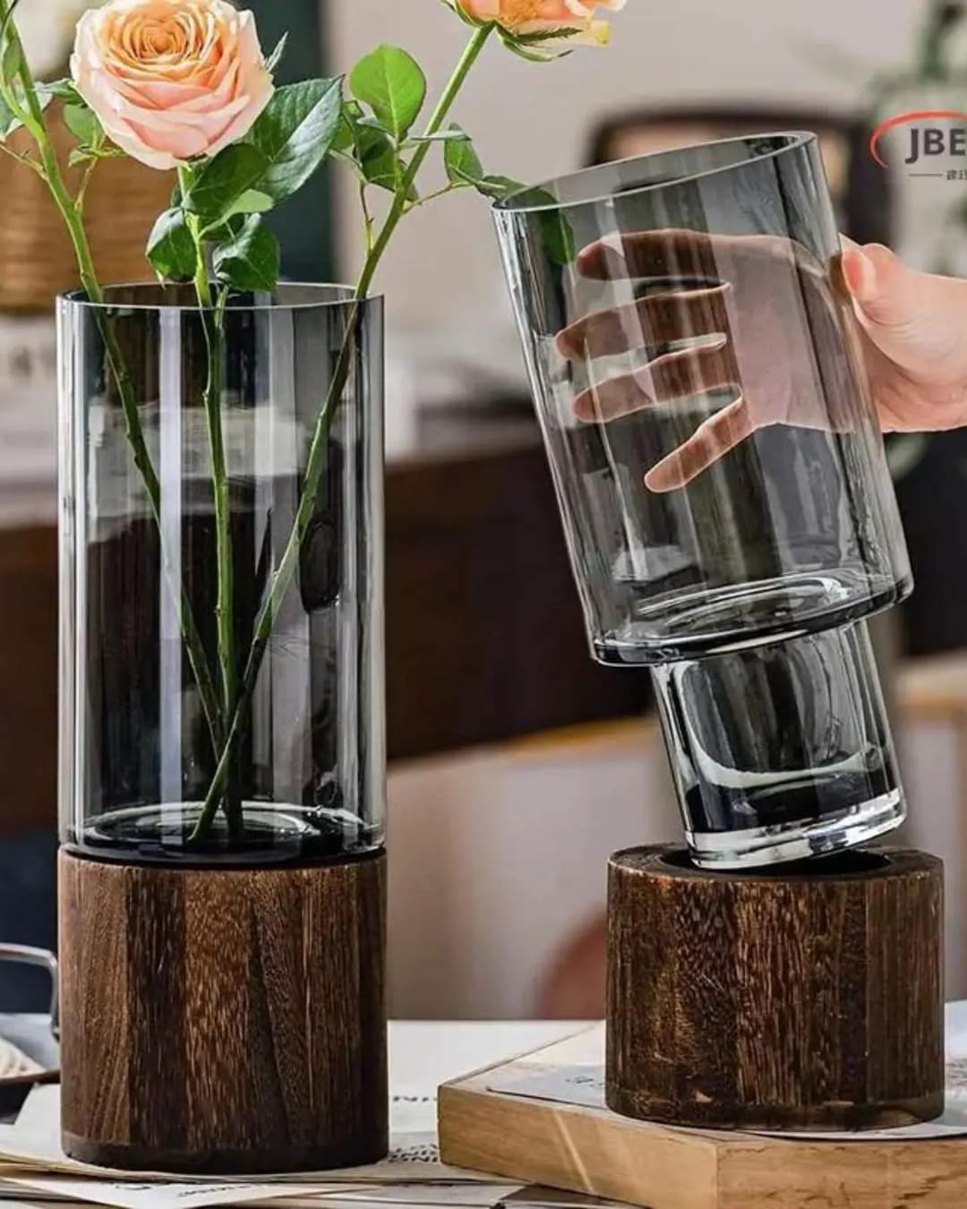 BowLift | Glass flower vase with wooden base