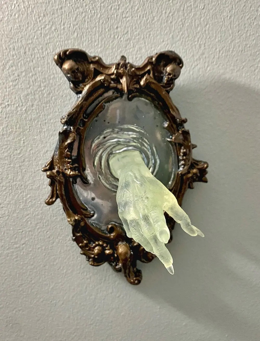 BowLift | Spirit in the Mirror – Shining 3D wall decoration made of resin for mysterious spaces