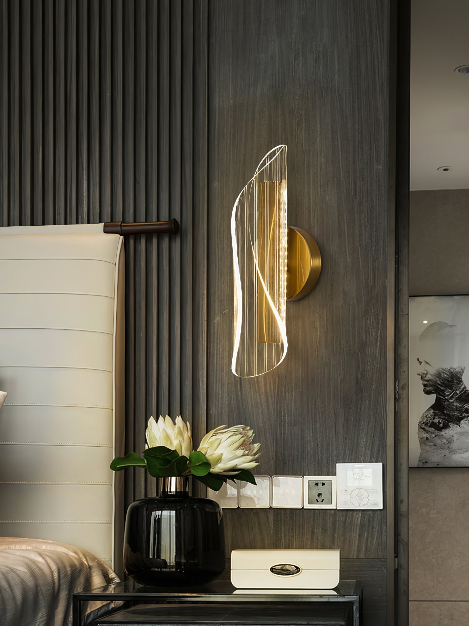 BowLift | CrystalAura – Sparkling Crystal Wall Light for Glamorous Touch