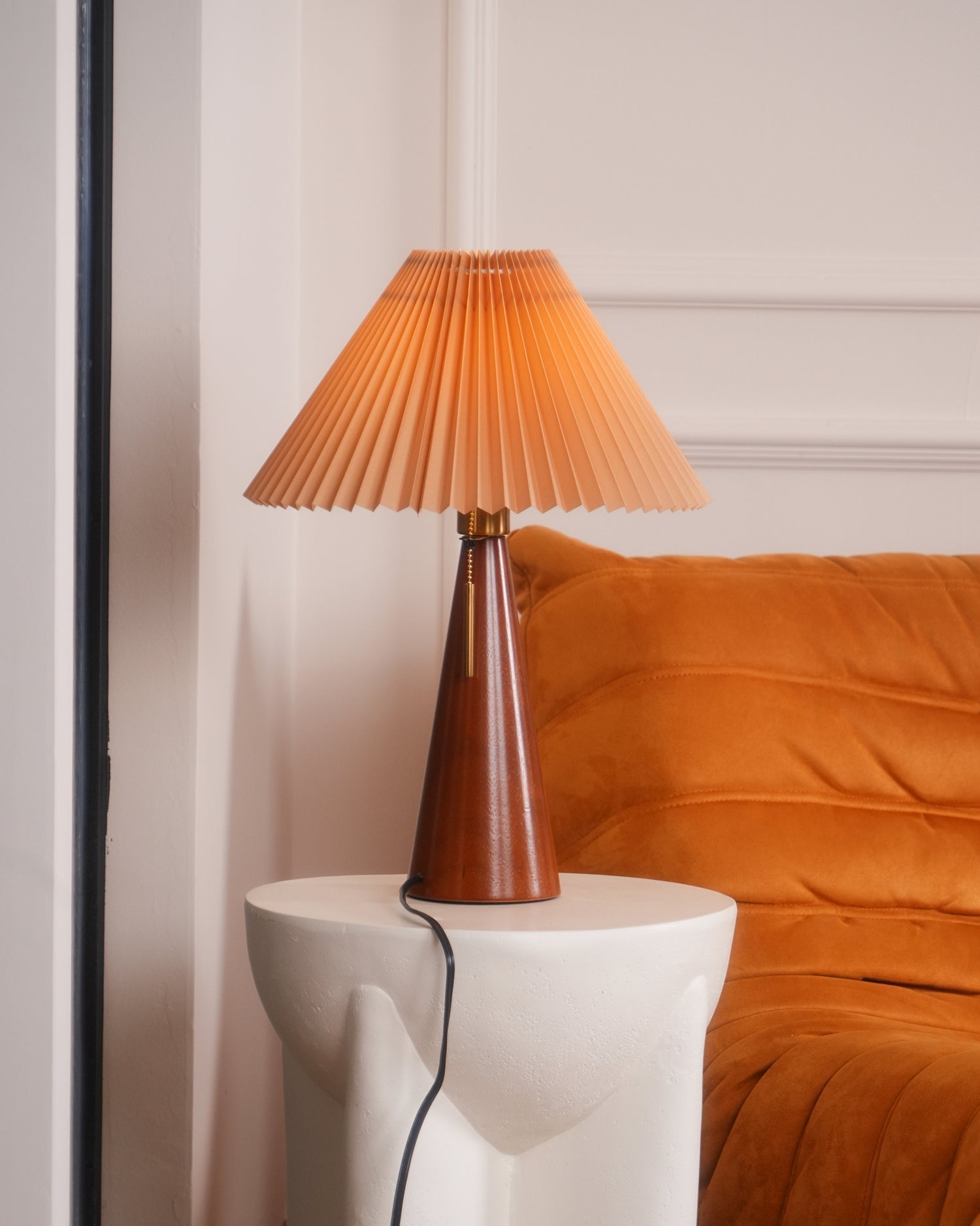 BowLift | AntiqueRadiance – Elegant Wood and Metal Table Lamp
