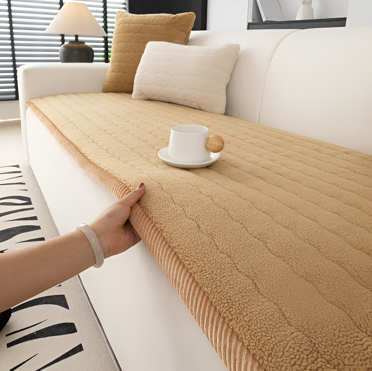 BowLift | PolyesPlush Sofa Cover – Non‑Slip Pet‑Friendly Couch Protector