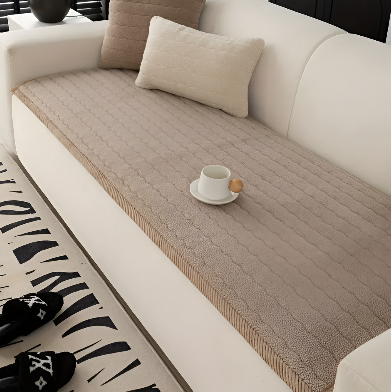 BowLift | PolyesPlush Sofa Cover – Non‑Slip Pet‑Friendly Couch Protector