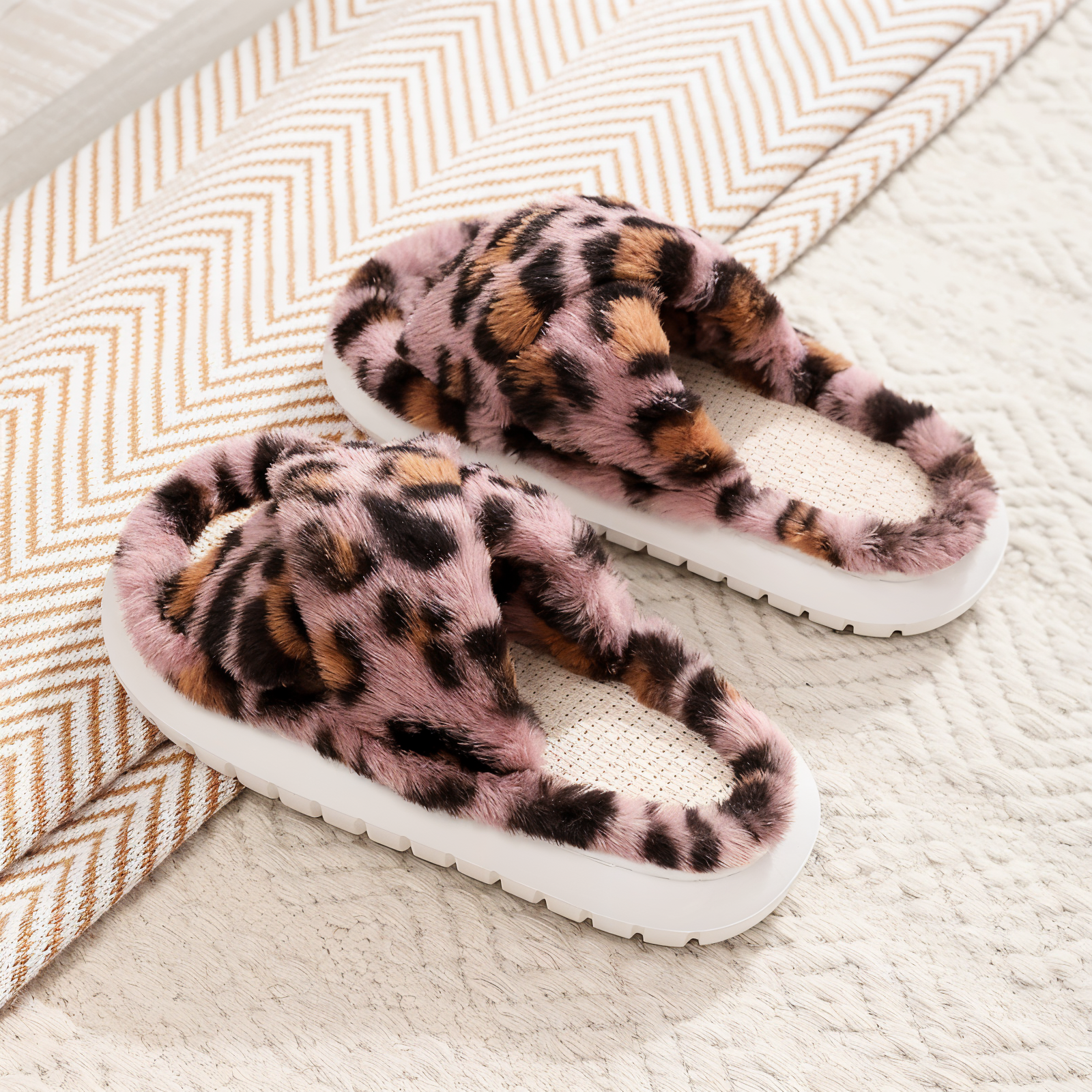 BowLift | Sofie - Lined slippers made of plush with cross band