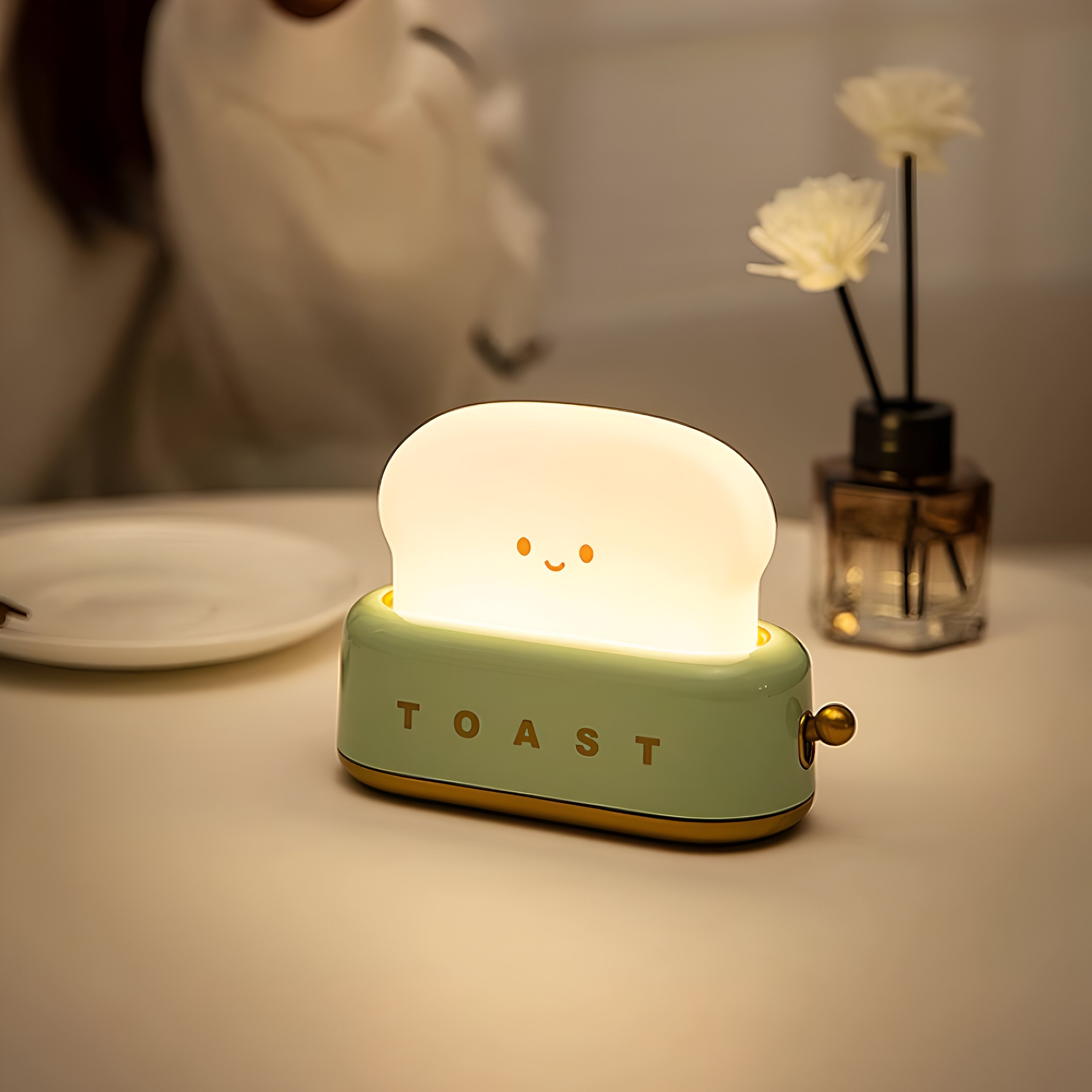 BowLift | TinyToast Table Lamp – Portable Toaster-Shaped Night Light with Dimmable LED & USB Port