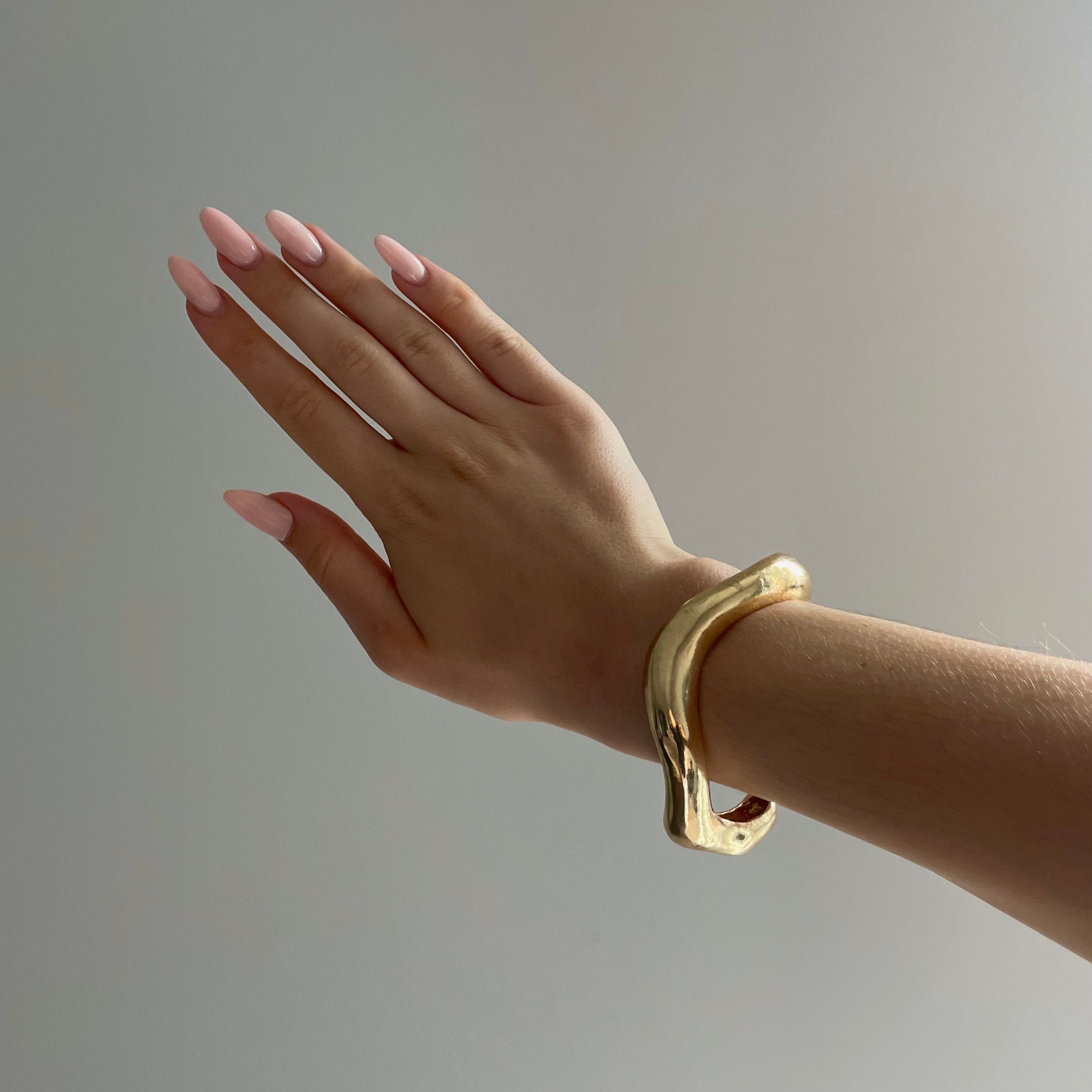 BowLift | Elegant Open Gold Bracelet – Stylish Highlight for Your Look