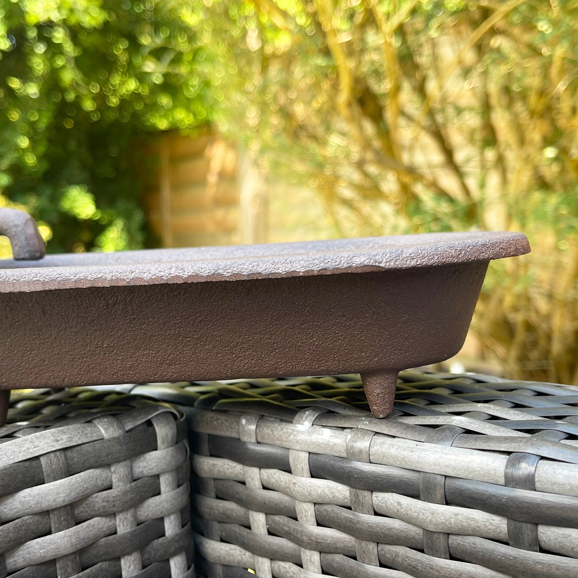 BowLift | Bath Tub Cast Iron Garden Bird Feeder