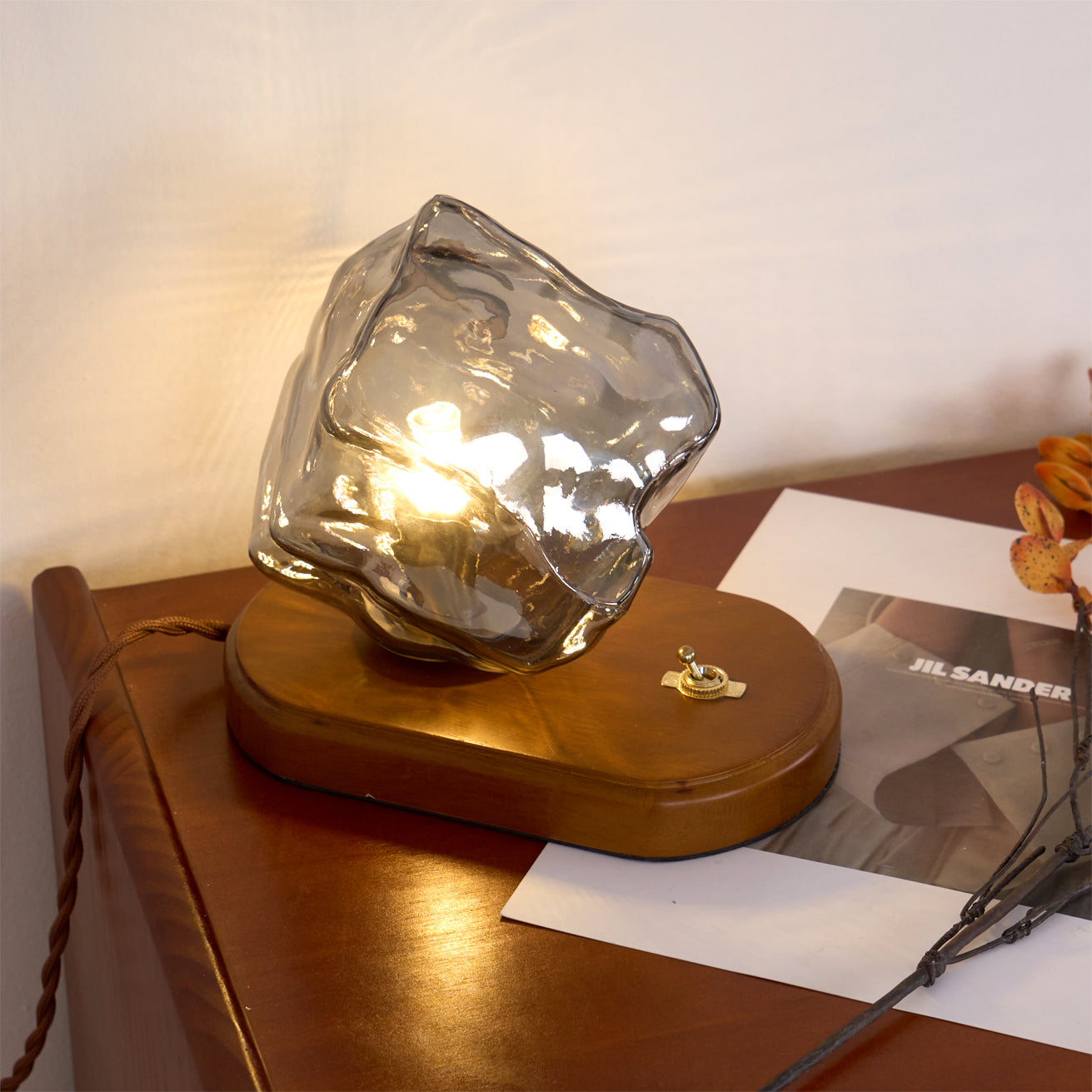 BowLift | RusticLume – Amber Glass and Wooden Table Lamp