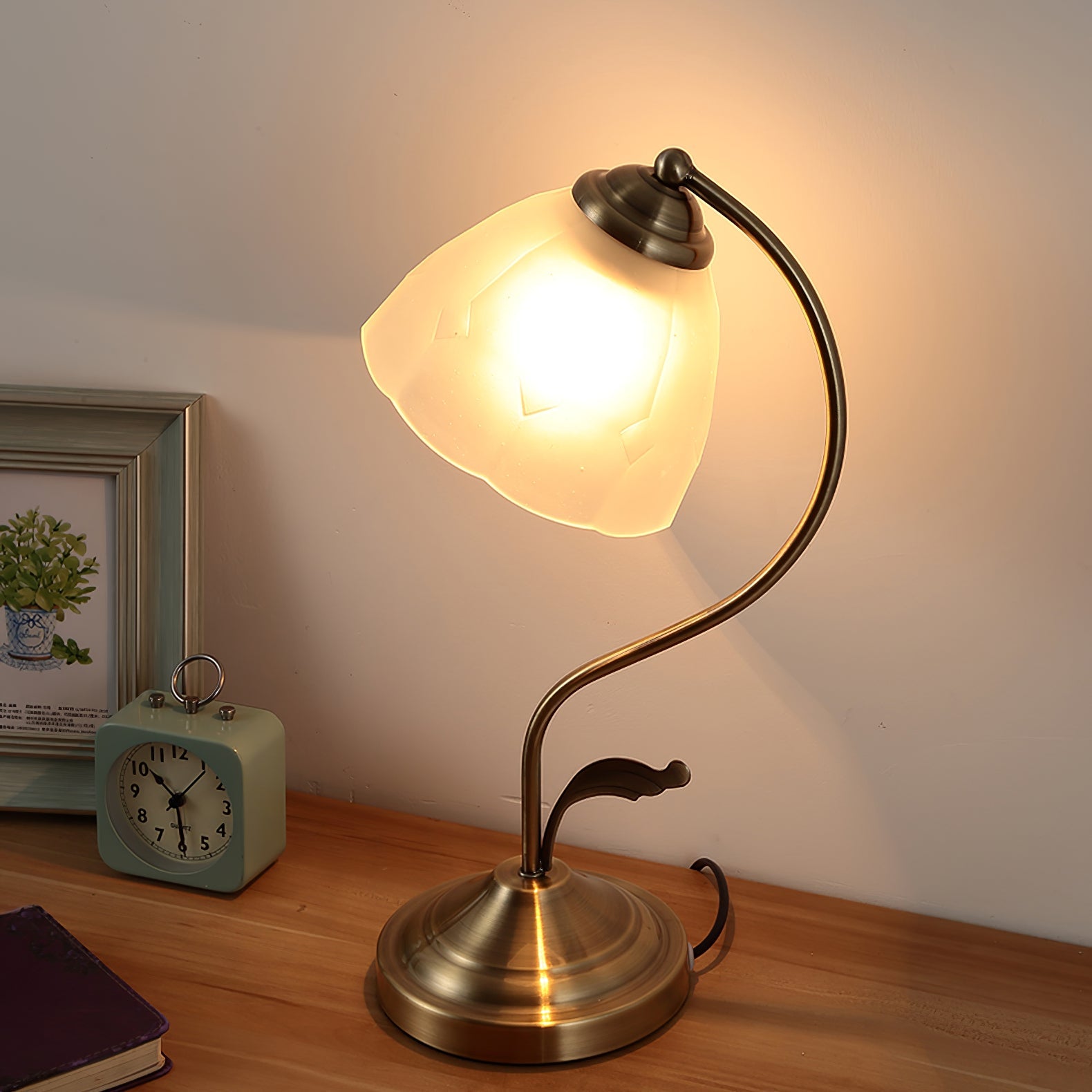 BowLift | LuxePetal – White and Blue Glass Floral Table Lamp in Gold