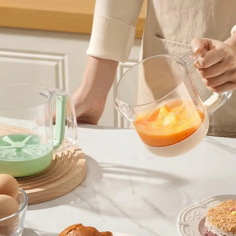 BowLift | Multifunctional Mixing Cup for Eggs – Manual Press with Measuring & Filtering Function