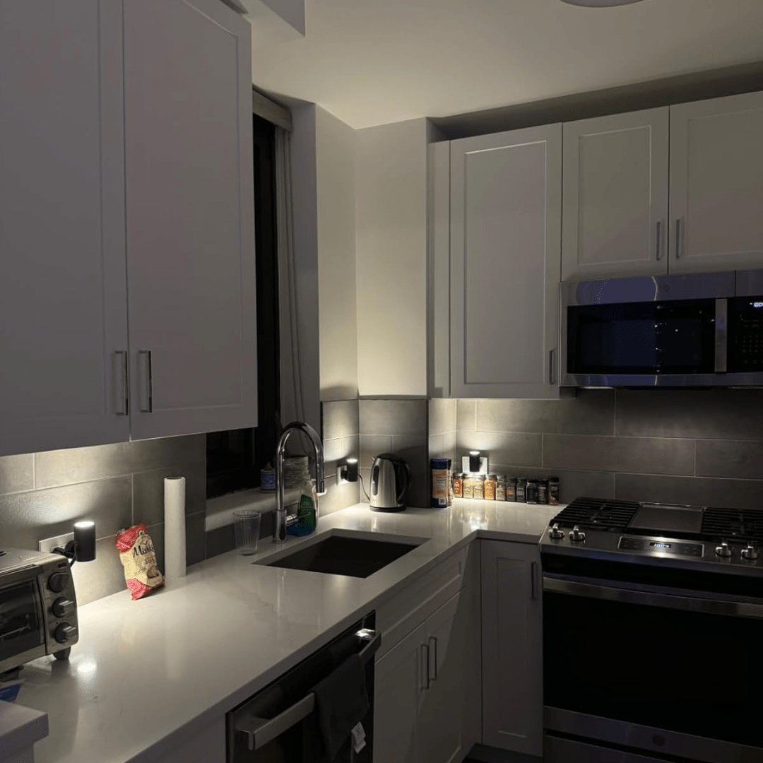 BowLift | Alova LED Plug-In Wall Light – Dimmable Sensor Lamp for Hallways, Stairs & Bedrooms